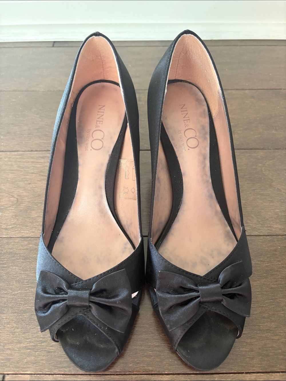 ❣️Vintage Nine & Co. Black Satin Peep-Toe Pumps Preloved to the Max ❤️👠🥰